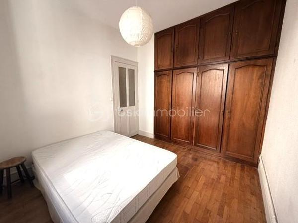 Situé rue de Strasbourg ce T2 de 45,81 m² se dévoile discrètement au sein d’une petite cour intérieure, à l’abri de l’agitation urbaine et des regards. Une adresse recherchée en hypercentre, où l’on profite pleinement de la vie grenobloise tout en retrouvant un calme inattendu une fois le portail franchi…

Installé au 1er et dernier étage d’une petite copropriété intimiste, l’appartement offre une atmosphère paisible et chaleureuse, rare en centre-ville. Dès l’entrée, les rangements intégrés optimisent l’espace avec élégance. Le séjour parqueté, baigné de lumière, invite à la détente tandis que la chambre indépendante dévoile un espace nuit confortable avec un grand placard intégré.

La cuisine indépendante, équipée et fonctionnelle, permet de profiter immédiatement du bien, tout comme la salle d’eau avec douche et WC.

L’appartement bénéficie de nombreux équipements déjà rénovés :
• chaudière gaz récente (2024)
• radiateurs remplacés récemment
• fenêtres PVC double vitrage
• fibre installée

Son emplacement constitue un véritable atout : commerces, tramways, restaurants et commodités accessibles à pied, tout en bénéficiant d’un environnement calme et préservé.

Ce bien séduira aussi bien les acquéreurs à la recherche d’un premier achat en centre-ville que les investisseurs souhaitant valoriser un bien idéalement situé.

À noter : le logement est classé DPE G, des travaux d’amélioration énergétique seront à prévoir, offrant ainsi la possibilité de repenser et personnaliser le bien selon vos envies et vos projets.