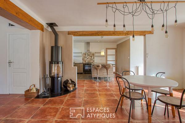 Villa lumineuse avec multiples espaces extérieurs en coeur de village