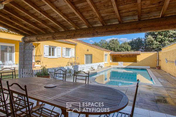 Villa lumineuse avec multiples espaces extérieurs en coeur de village