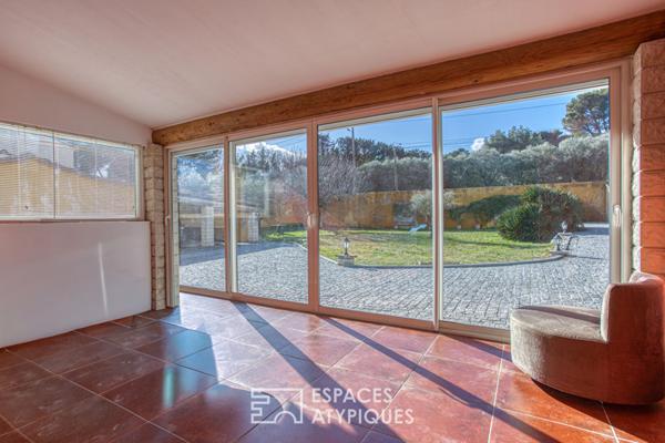 Villa lumineuse avec multiples espaces extérieurs en coeur de village