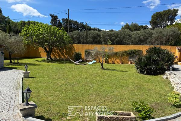 Villa lumineuse avec multiples espaces extérieurs en coeur de village