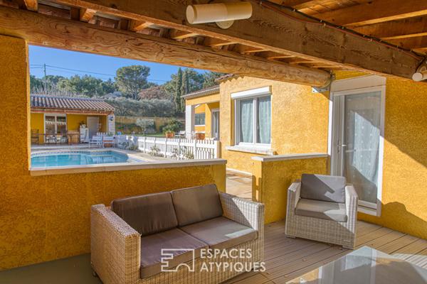 Villa lumineuse avec multiples espaces extérieurs en coeur de village