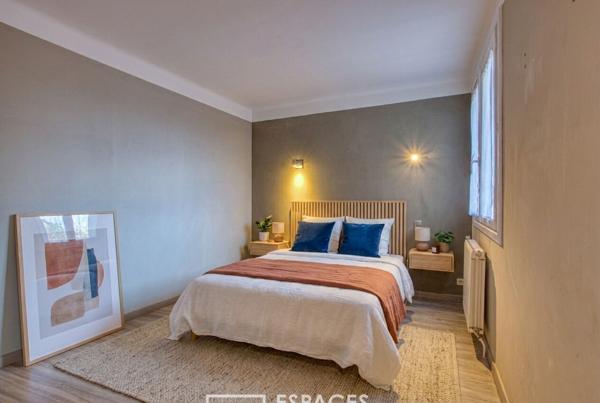 Villa lumineuse avec multiples espaces extérieurs en coeur de village