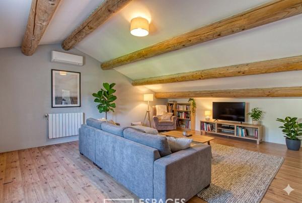 Villa lumineuse avec multiples espaces extérieurs en coeur de village