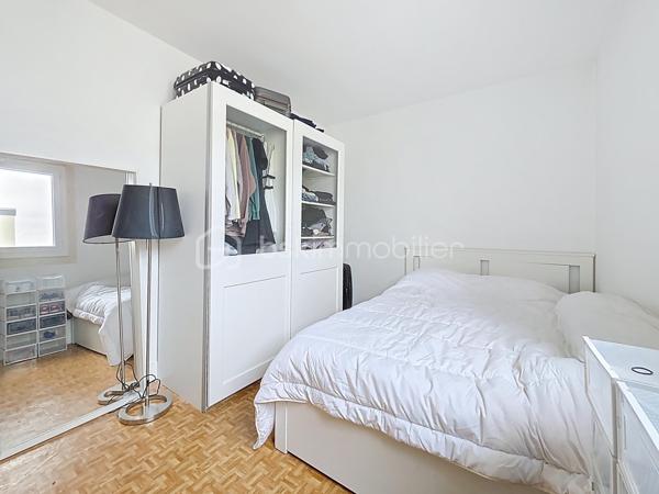 Venez découvrir cet appartement situé à 5 minutes à pieds du centre ville de Rosny.

Ce bien se situe au 3ème étage, sans ascenseur, dans une résidence calme et sécurisée et se compose comme suit:
une entrée avec placard de rangement intégré, une cuisine, un double séjour avec grand placard de rangement intégré également et un couloir qui dessert les WC, la salle de bain ainsi que les deux chambres.

Une cave complète cet appartement et des places de parking non attitrées se situent au sein de la résidence.

Les points forts:
- aucuns travaux à prévoir
- proche du centre ville et de toutes les commodités
- proche des transports (ligne 11, RER E et bus) et des grands axes routiers
- à proximité de Rosny 2 et de DOMUS

Idéal pour une première acquisition ou pour un couple avec enfant.