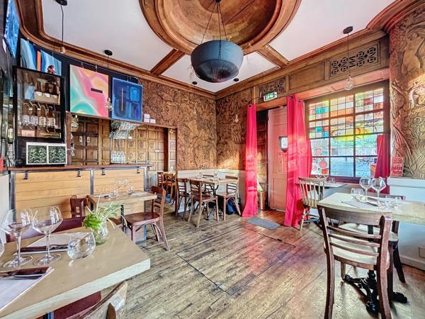 Dans un secteur très prisé, commerçant et dynamique du centre-ville de Rennes, à l’angle d’une rue passante dans le quartier de la Parcheminerie.