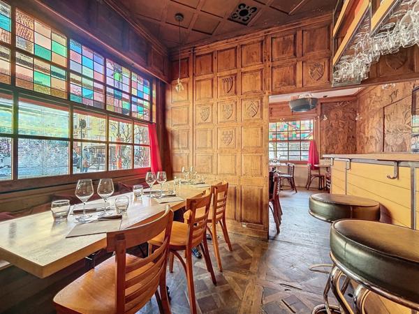 Dans un secteur très prisé, commerçant et dynamique du centre-ville de Rennes, à l’angle d’une rue passante dans le quartier de la Parcheminerie.