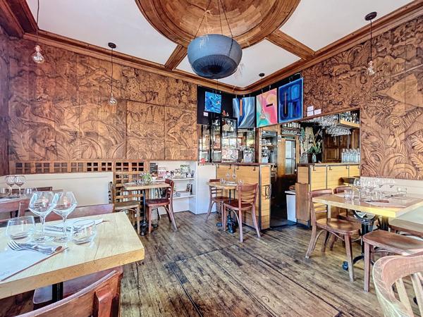 Dans un secteur très prisé, commerçant et dynamique du centre-ville de Rennes, à l’angle d’une rue passante dans le quartier de la Parcheminerie.