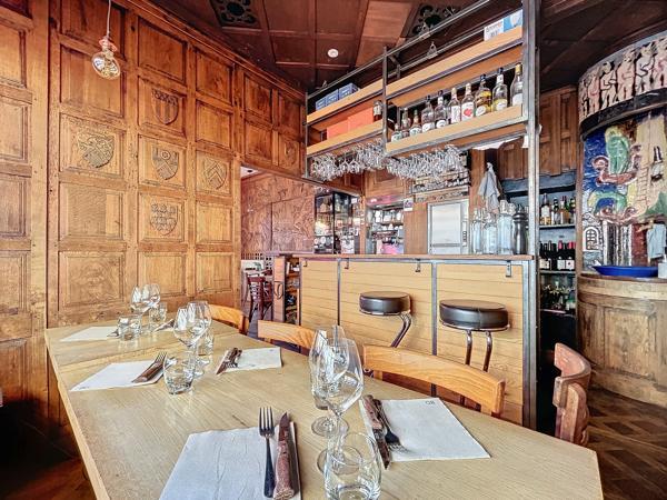 Dans un secteur très prisé, commerçant et dynamique du centre-ville de Rennes, à l’angle d’une rue passante dans le quartier de la Parcheminerie.