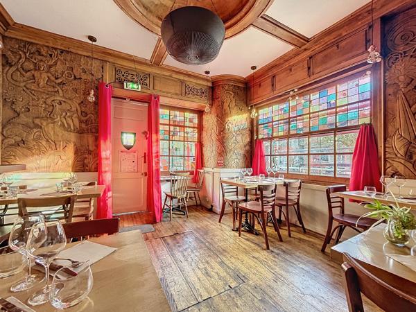 Dans un secteur très prisé, commerçant et dynamique du centre-ville de Rennes, à l’angle d’une rue passante dans le quartier de la Parcheminerie.