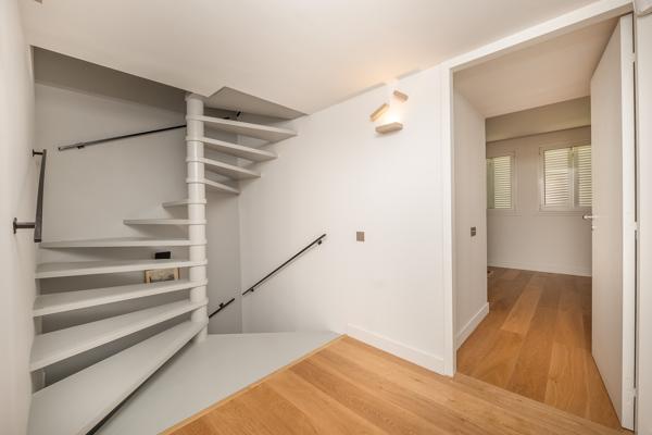 Maison
         4 pièces
        - 140 m² Bien prestige 1 095 000 € *