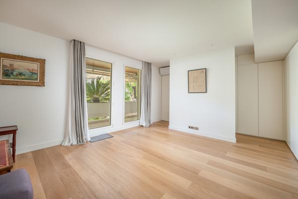 Maison
         4 pièces
        - 140 m² Bien prestige 1 095 000 € *