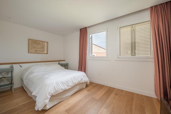 Maison
         4 pièces
        - 140 m² Bien prestige 1 095 000 € *