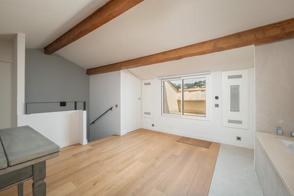 Maison
         4 pièces
        - 140 m² Bien prestige 1 095 000 € *