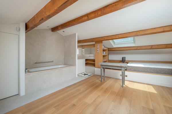 Maison
         4 pièces
        - 140 m² Bien prestige 1 095 000 € *