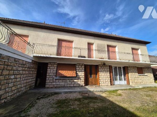 En Champagne viticole à Landreville, venez découvrir cette belle maison familiale dotée de 6 ch...
