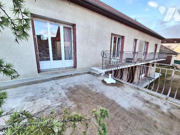 En Champagne viticole à Landreville, venez découvrir cette belle maison familiale dotée de 6 ch...