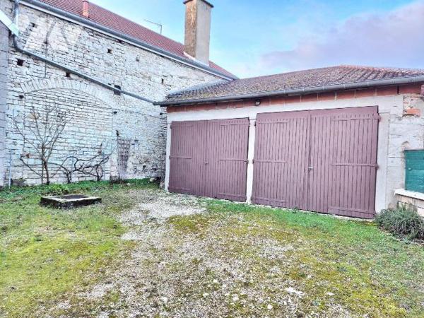 En Champagne viticole à Landreville, venez découvrir cette belle maison familiale dotée de 6 ch...