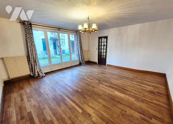 En Champagne viticole à Landreville, venez découvrir cette belle maison familiale dotée de 6 ch...