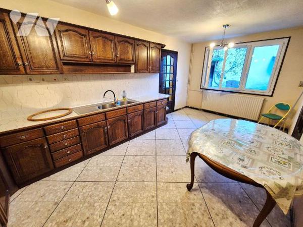 En Champagne viticole à Landreville, venez découvrir cette belle maison familiale dotée de 6 ch...