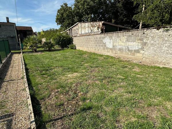 Maison de village 3 pièces de 72 m2 avec jardin et dépendance