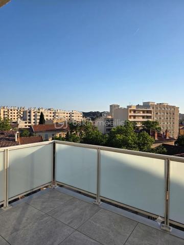 🔴 EXCLUSIVITÉ : Appartement T3 en Dernier Étage avec belle Terrasse & Garage – Toulon Ouest 

Venez découvrir ce bel appartement de type 3 d'environ 63 m², au 5ème et dernier étage avec ascenseur dans un immeuble récent de 2019, calme, sécurisé et aux normes PMR.
Que ce soit pour votre résidence principale ou pour vous assurer des revenus locatifs garantis, ce bien lumineux offre un cadre de vie agréable.

L'appartement propose un séjour chaleureux avec une cuisine américaine aménagée et équipée, ouverte sur la pièce de vie.
Un accès direct à un bel extérieur (terrasse de plus de 10 m²) exposé Sud-Ouest, offrant une vue dégagée et un cadre parfait pour admirer les couchers de soleil.
Deux chambres confortables, dont une équipée de rangements intégrés et bénéficiant d'un accès direct sur l'extérieur.
Une salle d’eau et un WC indépendant séparé pour un confort au quotidien.

Stationnement inclus : Un box fermé (garage) situé en rez-de-chaussée au pied de l'immeuble pour garer votre véhicule en toute sécurité.
Double vitrage, électricité entièrement aux normes, chauffage individuel.

Proximité immédiate avec tous les pôles d'attraction toulonnais : Arsenal à deux pas, commerces, écoles et parcs.
Transports en commun et accès rapide aux grands axes routiers.
Centre-ville très facilement accessible.

Ne passez pas à côté de ce bien. À visiter sans tarder !