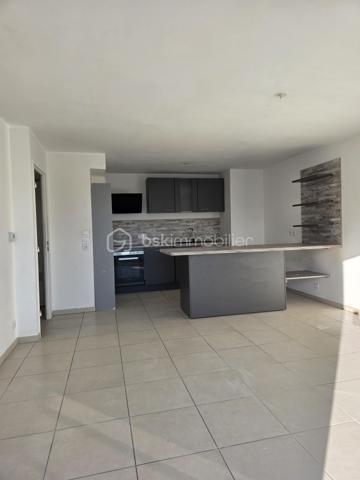 🔴 EXCLUSIVITÉ : Appartement T3 en Dernier Étage avec belle Terrasse & Garage – Toulon Ouest 

Venez découvrir ce bel appartement de type 3 d'environ 63 m², au 5ème et dernier étage avec ascenseur dans un immeuble récent de 2019, calme, sécurisé et aux normes PMR.
Que ce soit pour votre résidence principale ou pour vous assurer des revenus locatifs garantis, ce bien lumineux offre un cadre de vie agréable.

L'appartement propose un séjour chaleureux avec une cuisine américaine aménagée et équipée, ouverte sur la pièce de vie.
Un accès direct à un bel extérieur (terrasse de plus de 10 m²) exposé Sud-Ouest, offrant une vue dégagée et un cadre parfait pour admirer les couchers de soleil.
Deux chambres confortables, dont une équipée de rangements intégrés et bénéficiant d'un accès direct sur l'extérieur.
Une salle d’eau et un WC indépendant séparé pour un confort au quotidien.

Stationnement inclus : Un box fermé (garage) situé en rez-de-chaussée au pied de l'immeuble pour garer votre véhicule en toute sécurité.
Double vitrage, électricité entièrement aux normes, chauffage individuel.

Proximité immédiate avec tous les pôles d'attraction toulonnais : Arsenal à deux pas, commerces, écoles et parcs.
Transports en commun et accès rapide aux grands axes routiers.
Centre-ville très facilement accessible.

Ne passez pas à côté de ce bien. À visiter sans tarder !