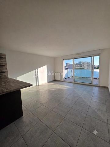 🔴 EXCLUSIVITÉ : Appartement T3 en Dernier Étage avec belle Terrasse & Garage – Toulon Ouest 

Venez découvrir ce bel appartement de type 3 d'environ 63 m², au 5ème et dernier étage avec ascenseur dans un immeuble récent de 2019, calme, sécurisé et aux normes PMR.
Que ce soit pour votre résidence principale ou pour vous assurer des revenus locatifs garantis, ce bien lumineux offre un cadre de vie agréable.

L'appartement propose un séjour chaleureux avec une cuisine américaine aménagée et équipée, ouverte sur la pièce de vie.
Un accès direct à un bel extérieur (terrasse de plus de 10 m²) exposé Sud-Ouest, offrant une vue dégagée et un cadre parfait pour admirer les couchers de soleil.
Deux chambres confortables, dont une équipée de rangements intégrés et bénéficiant d'un accès direct sur l'extérieur.
Une salle d’eau et un WC indépendant séparé pour un confort au quotidien.

Stationnement inclus : Un box fermé (garage) situé en rez-de-chaussée au pied de l'immeuble pour garer votre véhicule en toute sécurité.
Double vitrage, électricité entièrement aux normes, chauffage individuel.

Proximité immédiate avec tous les pôles d'attraction toulonnais : Arsenal à deux pas, commerces, écoles et parcs.
Transports en commun et accès rapide aux grands axes routiers.
Centre-ville très facilement accessible.

Ne passez pas à côté de ce bien. À visiter sans tarder !