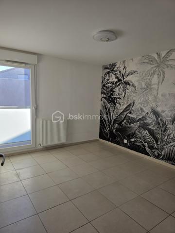 🔴 EXCLUSIVITÉ : Appartement T3 en Dernier Étage avec belle Terrasse & Garage – Toulon Ouest 

Venez découvrir ce bel appartement de type 3 d'environ 63 m², au 5ème et dernier étage avec ascenseur dans un immeuble récent de 2019, calme, sécurisé et aux normes PMR.
Que ce soit pour votre résidence principale ou pour vous assurer des revenus locatifs garantis, ce bien lumineux offre un cadre de vie agréable.

L'appartement propose un séjour chaleureux avec une cuisine américaine aménagée et équipée, ouverte sur la pièce de vie.
Un accès direct à un bel extérieur (terrasse de plus de 10 m²) exposé Sud-Ouest, offrant une vue dégagée et un cadre parfait pour admirer les couchers de soleil.
Deux chambres confortables, dont une équipée de rangements intégrés et bénéficiant d'un accès direct sur l'extérieur.
Une salle d’eau et un WC indépendant séparé pour un confort au quotidien.

Stationnement inclus : Un box fermé (garage) situé en rez-de-chaussée au pied de l'immeuble pour garer votre véhicule en toute sécurité.
Double vitrage, électricité entièrement aux normes, chauffage individuel.

Proximité immédiate avec tous les pôles d'attraction toulonnais : Arsenal à deux pas, commerces, écoles et parcs.
Transports en commun et accès rapide aux grands axes routiers.
Centre-ville très facilement accessible.

Ne passez pas à côté de ce bien. À visiter sans tarder !