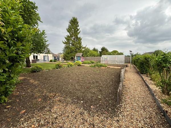 Maison familiale au calme avec grand jardin et dépendance à Méon
