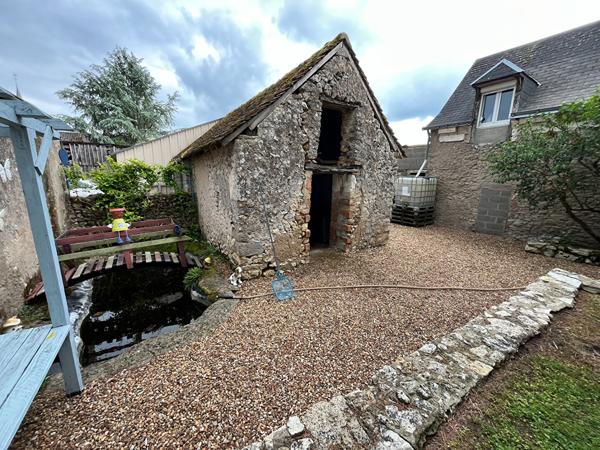 Maison familiale au calme avec grand jardin et dépendance à Méon