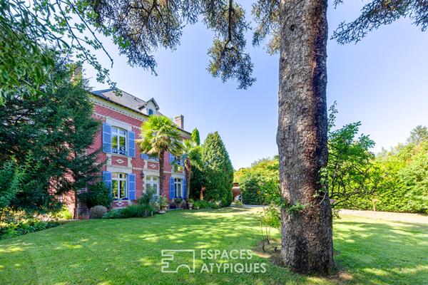 Maison de maître XIXe haute en couleurs avec jardin clos et dépendance à Chavenay