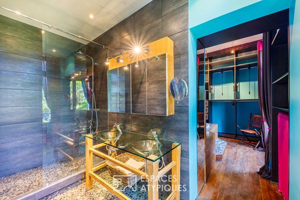 Maison de maître XIXe haute en couleurs avec jardin clos et dépendance à Chavenay