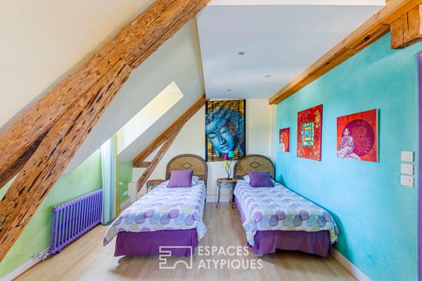 Maison de maître XIXe haute en couleurs avec jardin clos et dépendance à Chavenay