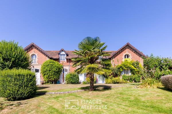 Maison de maître XIXe haute en couleurs avec jardin clos et dépendance à Chavenay