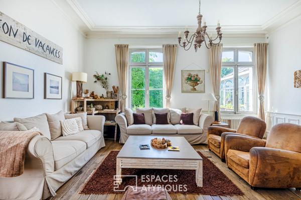 Maison de maître XIXe haute en couleurs avec jardin clos et dépendance à Chavenay