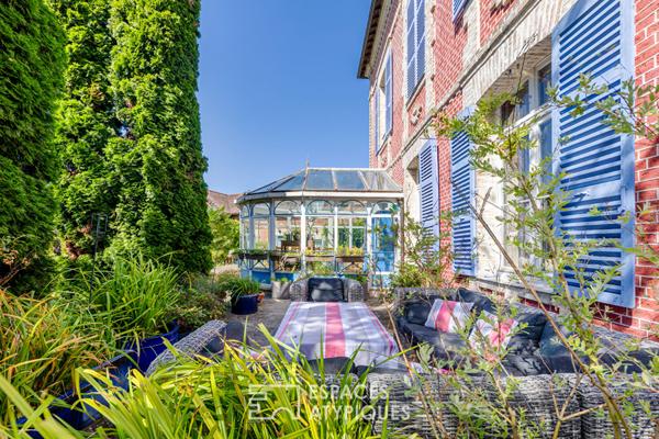 Maison de maître XIXe haute en couleurs avec jardin clos et dépendance à Chavenay
