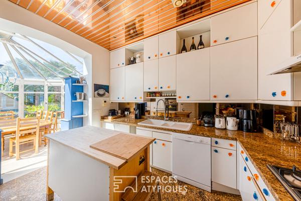 Maison de maître XIXe haute en couleurs avec jardin clos et dépendance à Chavenay