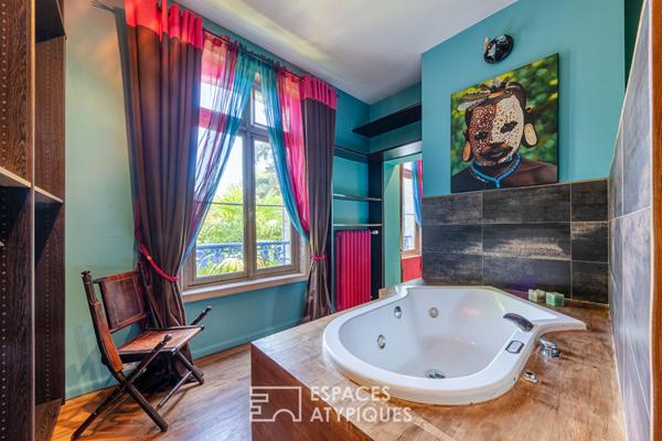 Maison de maître XIXe haute en couleurs avec jardin clos et dépendance à Chavenay