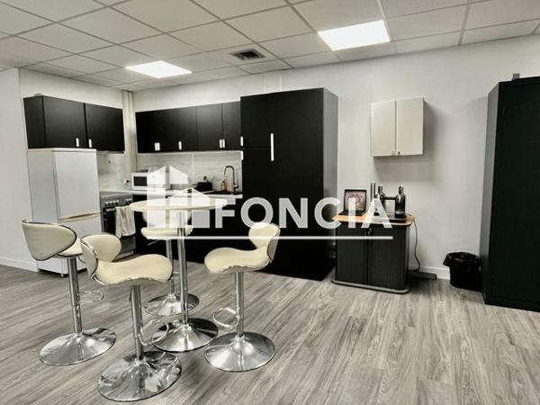 À vendre Local commercial 185.23 m² - Le Pecq 78230