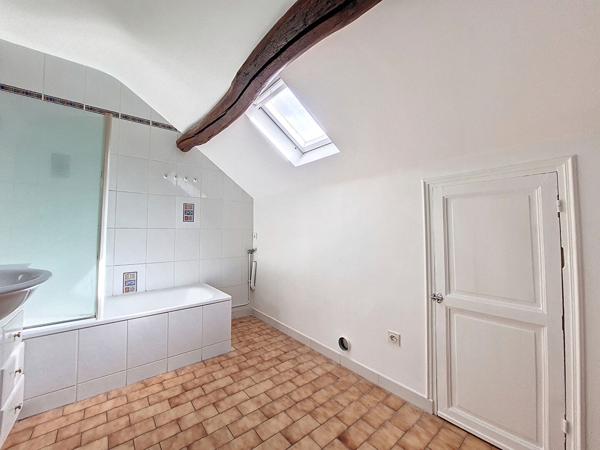 ORLEANS- PETIT IMMEUBLE DE RAPPORT COMPRENANT 2 APPARTEMENTS- DEPENDANCE EN PIERRES - JARDINET - CAVE