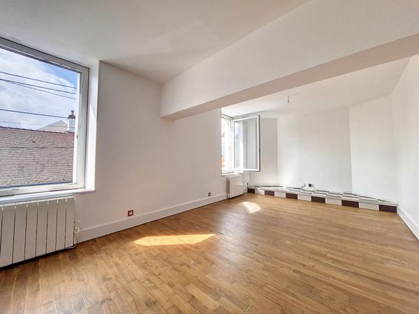 ORLEANS- PETIT IMMEUBLE DE RAPPORT COMPRENANT 2 APPARTEMENTS- DEPENDANCE EN PIERRES - JARDINET - CAVE