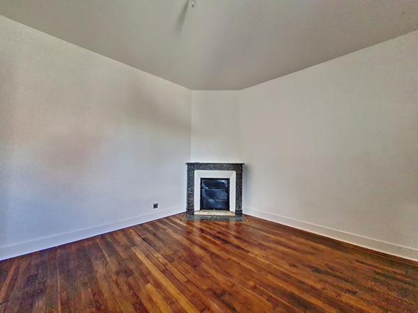 ORLEANS- PETIT IMMEUBLE DE RAPPORT COMPRENANT 2 APPARTEMENTS- DEPENDANCE EN PIERRES - JARDINET - CAVE