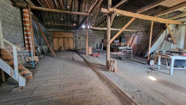 Grange mitoyenne- 170 m2 au sol- terrain 3 ares 50