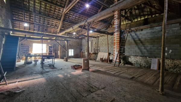 Grange mitoyenne- 170 m2 au sol- terrain 3 ares 50