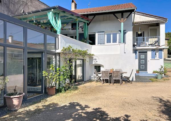 Maison de caractère avec jardin, terrasse couverte et dépendances — Sennecé-lès-Mâcon