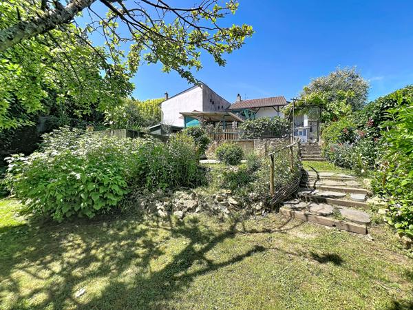 Maison de caractère avec jardin, terrasse couverte et dépendances — Sennecé-lès-Mâcon