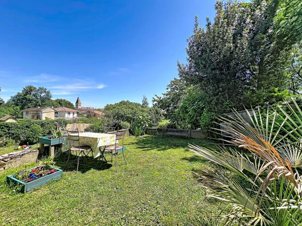 Maison de caractère avec jardin, terrasse couverte et dépendances — Sennecé-lès-Mâcon