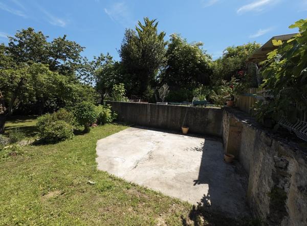 Maison de caractère avec jardin, terrasse couverte et dépendances — Sennecé-lès-Mâcon
