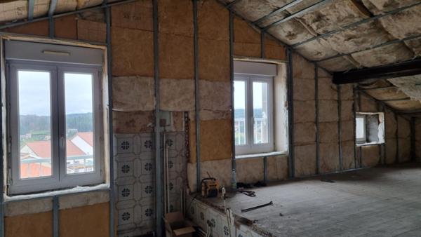 SAINT JUST MALMONT 43240 en plein centre du village Immeuble en pierres de quatre niveaux édifiés sur caves un fond de commerces et trois appartements